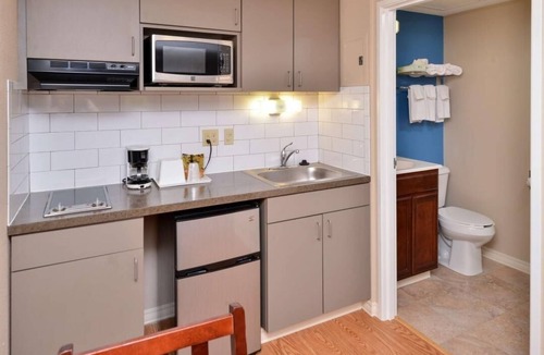 Barton Hotel | Efficiency Room near Memorial Park | Free Daily Breakfast & Free Parking