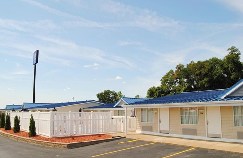 Barton Hotel | Efficiency Room near Memorial Park | Free Daily Breakfast & Free Parking