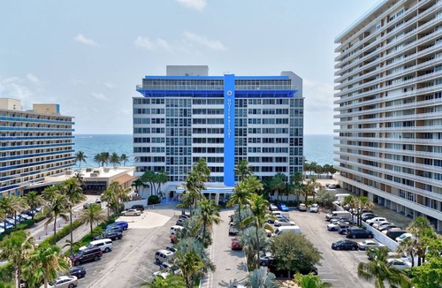 Bermuda Riviera Apartment | Efficiency with City Views