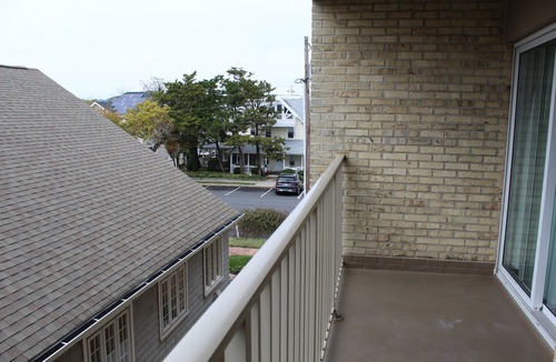 Rehoboth Beach Condo | Efficiency with tropical coastal decor!