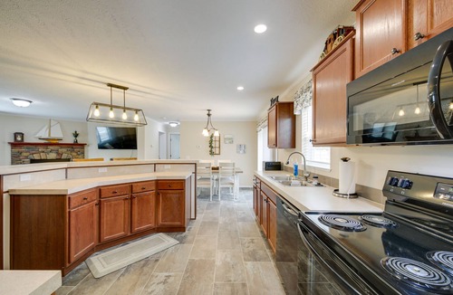 Pimento House | Efficiently Equipped Lewis Home: Deck & Gas Grill!