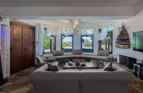 Nei Pori Villa | Efharis Beachfront Villa