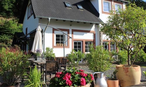 Musch Bed & Breakfast | Eifel-Quartiere "Pension Müscher Bahnhof"