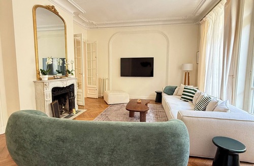 Quartier du Gros-Caillou Apartment | Eiffel Tower Champ de Mars 3BR Luxury Apartment