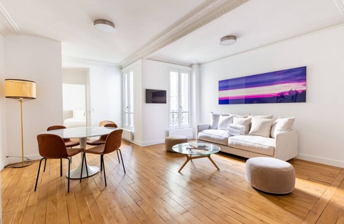 7th Arrondissement Apartment | Eiffel Tower - Renovated 4 people