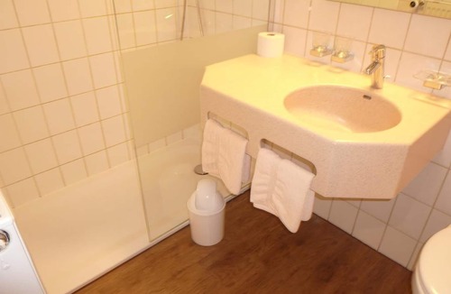 Langenau Apartment | Einzelzimmer mit Dusche/WC