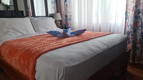 Barrio Ricos y Famosos Apartment | El Encanto Condominiums