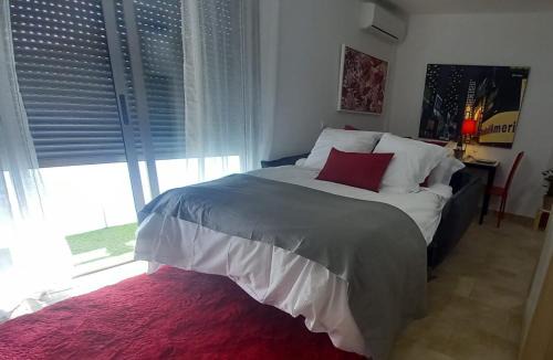 La Canyada dels Pins Apartment | El estudio de las mariposas,sofa cama , cocina y baño
