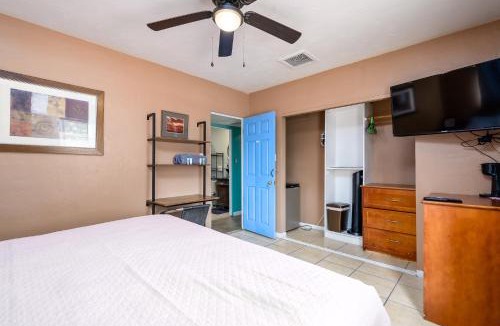 University Heights House | EL Gallo Azul