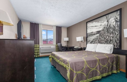 El Paso Hotel | El Paso Cozy King Haven, Clean Comfort & Easy Access | Free Parking