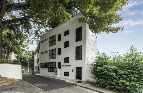 Cali Apartment | El Peñon Gem | 3BR Comfort + A/C | Walk Anywhere | B301