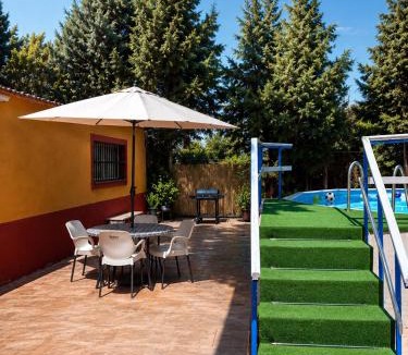 Marmolejo House | El refugio de Marmolejo, piscina, barbacoa y grupos hasta 20 personas