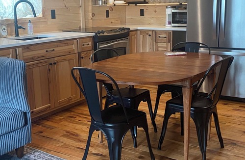 Amery Cabin | Eleanor - 2 bdr Cabin Duplex unit-River-SUPS, Kayaks, & Sauna! Pet friendly!