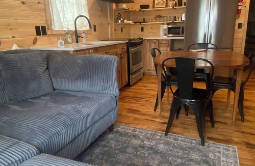 Amery Cabin | Eleanor - 2 bdr Cabin Duplex unit-River-SUPS, Kayaks, & Sauna! Pet friendly!