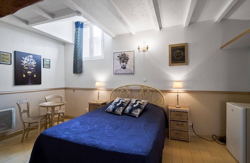 Saint-Sulpice-de-Roumagnac Bed & Breakfast | Elegant Périgord: 'Le Pré Fleuri' Guest Room with Pool in the Heart of Ribéracois