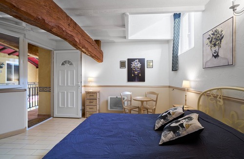 Saint-Sulpice-de-Roumagnac Bed & Breakfast | Elegant Périgord: 'Le Pré Fleuri' Guest Room with Pool in the Heart of Ribéracois