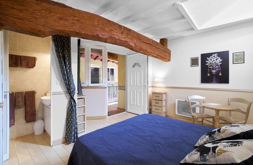 Saint-Sulpice-de-Roumagnac Bed & Breakfast | Elegant Périgord: 'Le Pré Fleuri' Guest Room with Pool in the Heart of Ribéracois