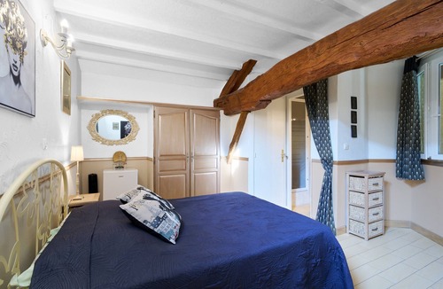Saint-Sulpice-de-Roumagnac Bed & Breakfast | Elegant Périgord: 'Le Pré Fleuri' Guest Room with Pool in the Heart of Ribéracois