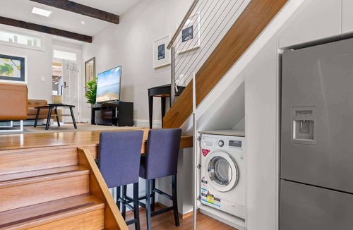 Balmain House | Elegant 1-Bed with Study by Balmain Wharf