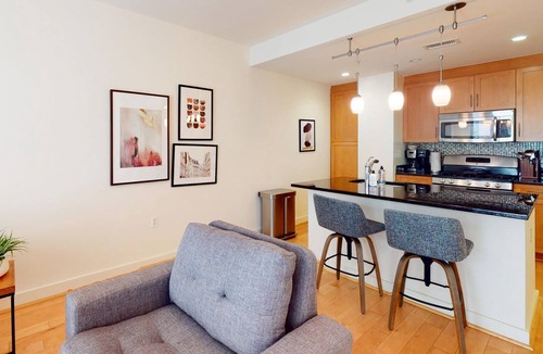 Clarendon Apartment | Elegant 1BR in Arlington near Metro, Gym + Pool