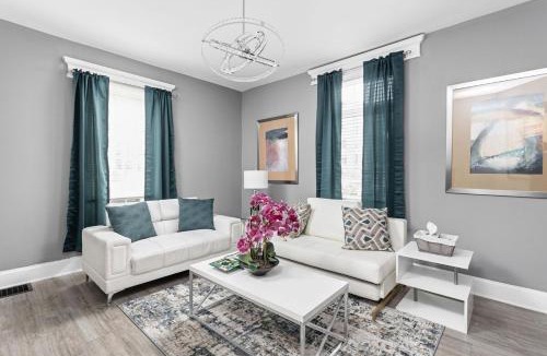 New Castle House | Elegant 1BR Workspace Near Parks and Summit Lake