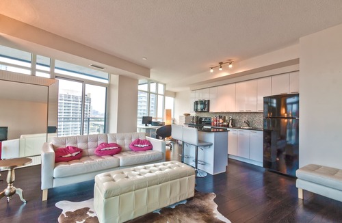 CityPlace Apartment | Elegant 2 BD Waterfront Condo Downtown Toronto