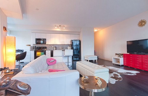 CityPlace Apartment | Elegant 2 BD Waterfront Condo Downtown Toronto