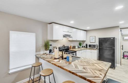 Anderson House | Elegant 2-Bed Cottage with Private Yard