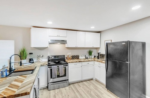 Anderson House | Elegant 2-Bed Cottage with Private Yard