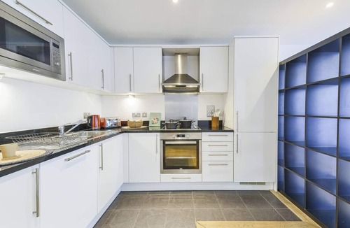 Highbury Apartment | Elegant 2-Bedroom Apartment with Balcony | Next to Arsenal Stadium