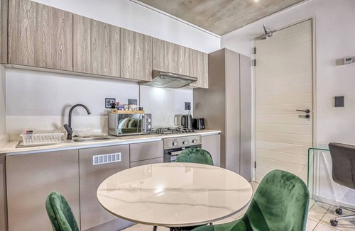 Greater Johannesburg Metropolitan Area Apartment | Elegant 2-Bedroom Apartment in Joburg's Waverley Suburb