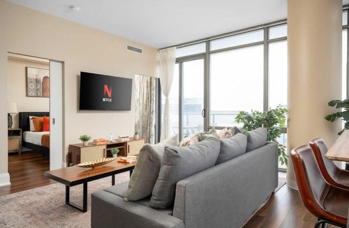 Bay Cloverhill Apartment | Elegant 2BDR 2BA Condo Near UofT Sofa Bed