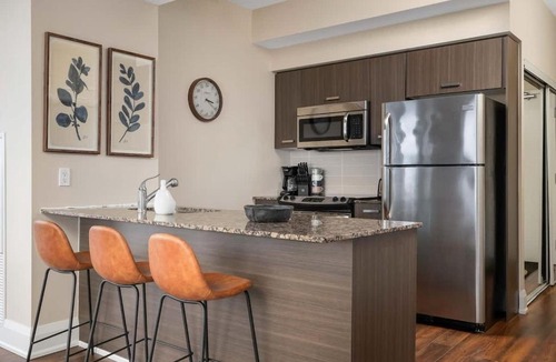 Bay Cloverhill Apartment | Elegant 2BDR 2BA Condo Near UofT Sofa Bed