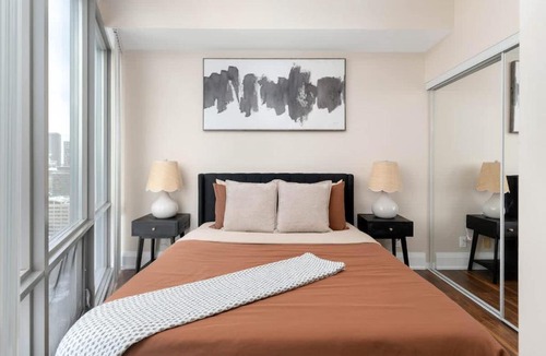 Bay Cloverhill Apartment | Elegant 2BDR 2BA Condo Near UofT Sofa Bed