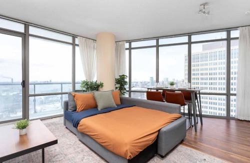 Bay Cloverhill Apartment | Elegant 2BDR 2BA Condo Near UofT Sofa Bed