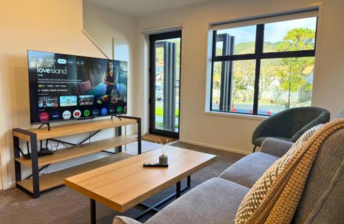 Lower Hutt House | Elegant 2BR Stay with Private Courtyard