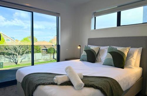 Lower Hutt House | Elegant 2BR Stay with Private Courtyard