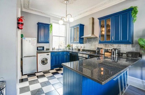 Town House | Elegant 3 Bedroom Fulham-Chelsea Home/Rooftop Terrace/Jacuzzi/Sleeps 8
