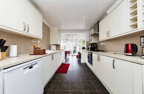 South Norwood House | Elegant 3-Bedroom House in London