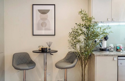 Warwick House | Elegant 3BR Mews House w/Parking – Westminster