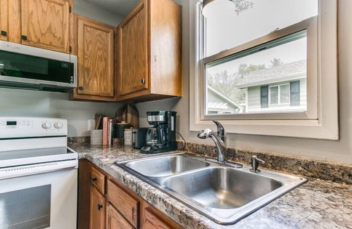 Des Moines Apartment | Elegant 4BR Split Foyer - Luxe Living
