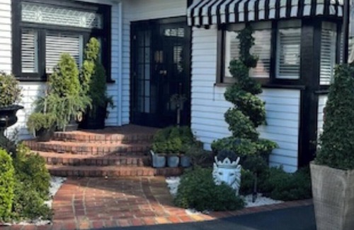 Tauranga Cottage | Elegant accommodation in Tauranga, 3 bedrooms, garden, terrace, and free WiFi.