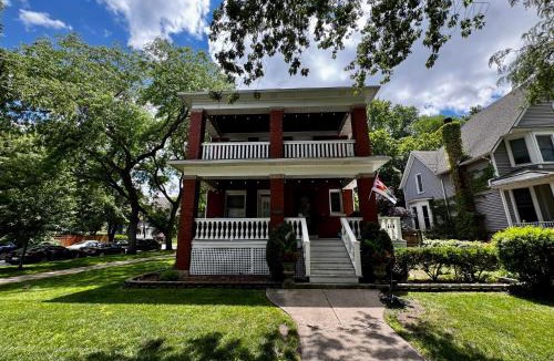 Rogers Park Apartment | Elegant and Chic 2Bed 2Bath steps from the lake!