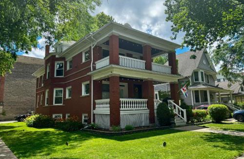 Rogers Park Apartment | Elegant and Chic 2Bed 2Bath steps from the lake!