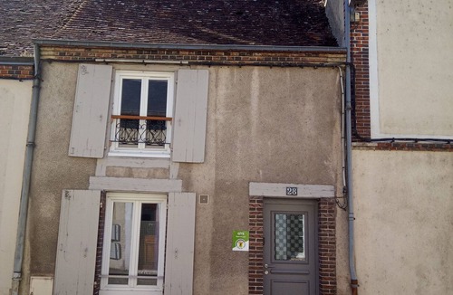 Chateaudun Cottage | Elegant and Cozy Cottage in the Heart of Châteaudun – Walk to Attractions!