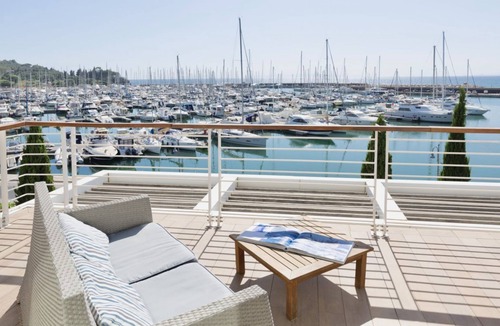 Scarlino Apartment | Elegant and spacious three-room apartment with frontal sea view characterized by an elegant and refined design of approximately 100 m2 and arranged on two levels.On the first floor it is composed of a living room with double sofa bed and fully equipped i