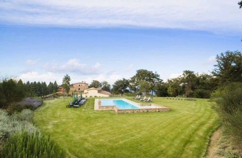 Trequanda Villa | Elegant and spacious two-storey villa of 156 m2 consisting of a large living room, kitchen complete with dishwasher, microwave oven, electric oven, coffee machine, kettle, fridge and freezer, internal and external dining area, a master double bedroom wit
