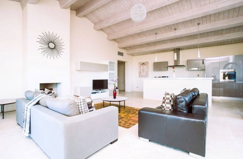 Trequanda Villa | Elegant and spacious ground floor villa of 142 m2 located in a private area of ​the estate suitable for those with mobility difficulties. Composed of a large living room with fireplace, kitchen complete with dishwasher, microwave, electric oven, mok