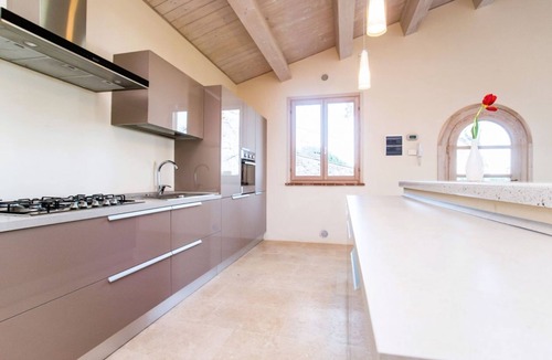 Trequanda Villa | Elegant and spacious ground floor villa of 142 m2 located in a private area of ​the estate suitable for those with mobility difficulties. Composed of a large living room with fireplace, kitchen complete with dishwasher, microwave, electric oven, mok