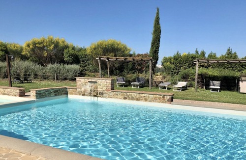 Trequanda Villa | Elegant and spacious ground floor villa of 142 m2 located in a private area of ​the estate suitable for those with mobility difficulties. Composed of a large living room with fireplace, kitchen complete with dishwasher, microwave, electric oven, mok